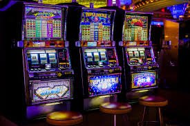 Meja Casino Hold'em live mcm toto dengan dealer dan kartu komunitas yang terlihat jelas