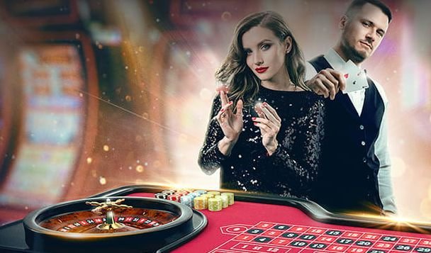 Tampilan meja Sic Bo live mcm toto dengan dealer di kamera dan tiga dadu